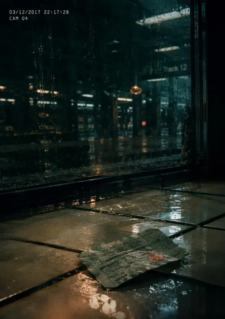 车站监控画面与被揉皱的旧车票，雨青色雨夜光影
